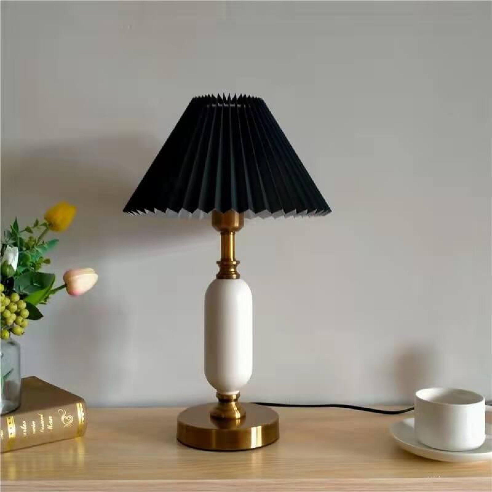 Retro Pleated Shade Column Base 1-Light Table Lamp (50 inkoop) 110V-120V For US/CA / Black Pleated + White Base Table